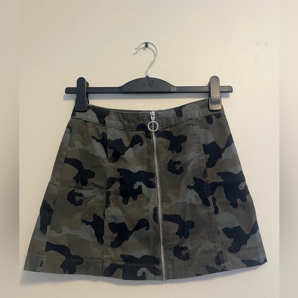 Divided H&M Zip Camouflage Mini Skirt - Picture 1 of 3